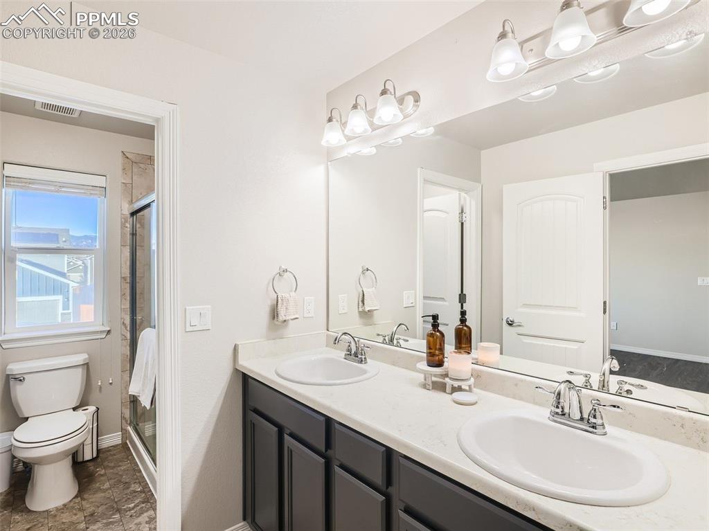 Image 16 of 27: Bathroom