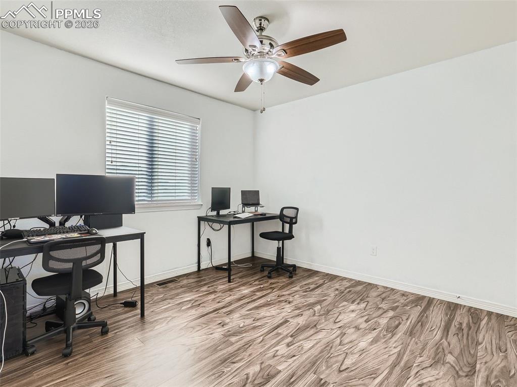 Image 18 of 27: Office