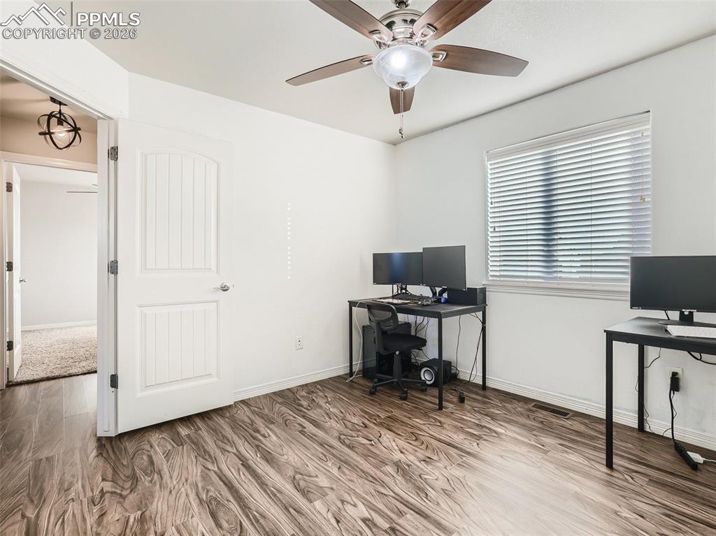 Image 19 of 27: Office