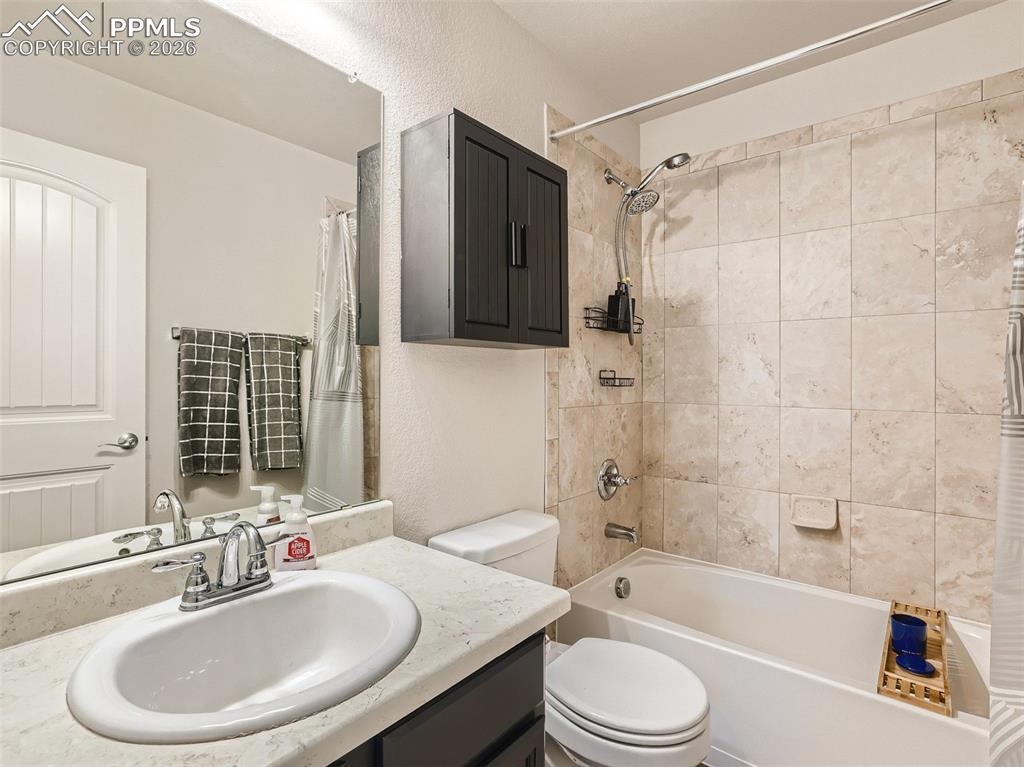 Image 20 of 27: Bathroom