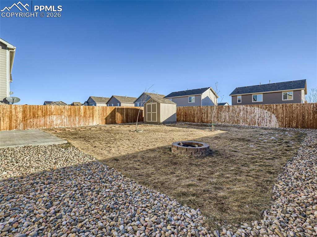 Image 25 of 27: Yard