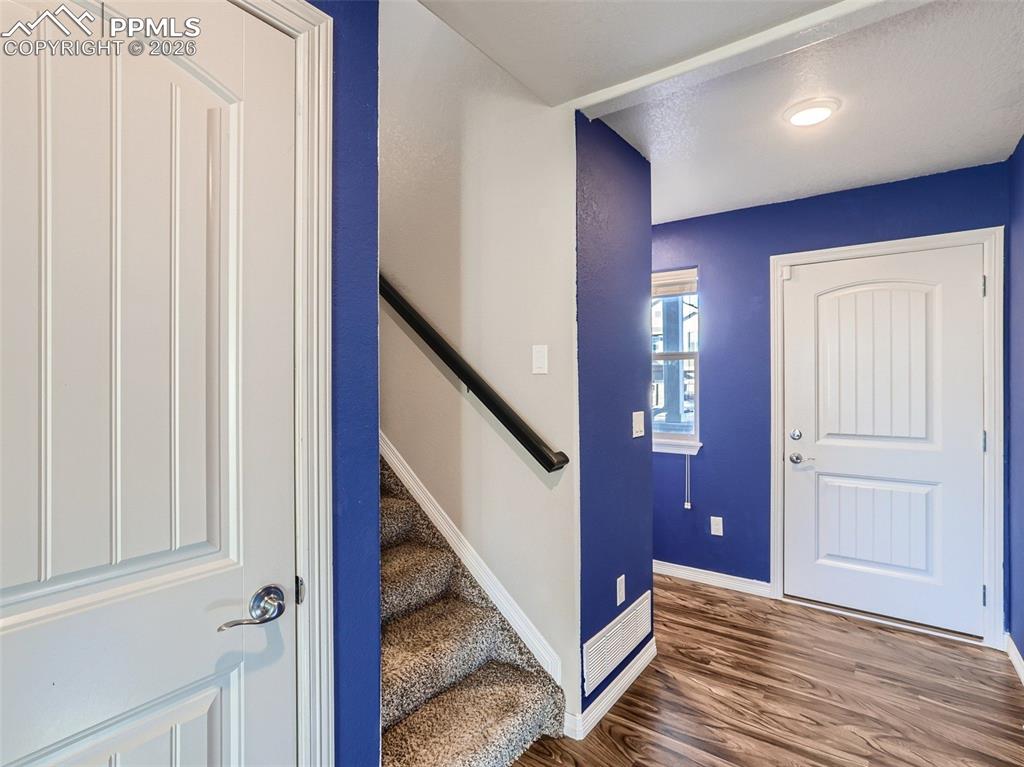 Image 4 of 27: Entry