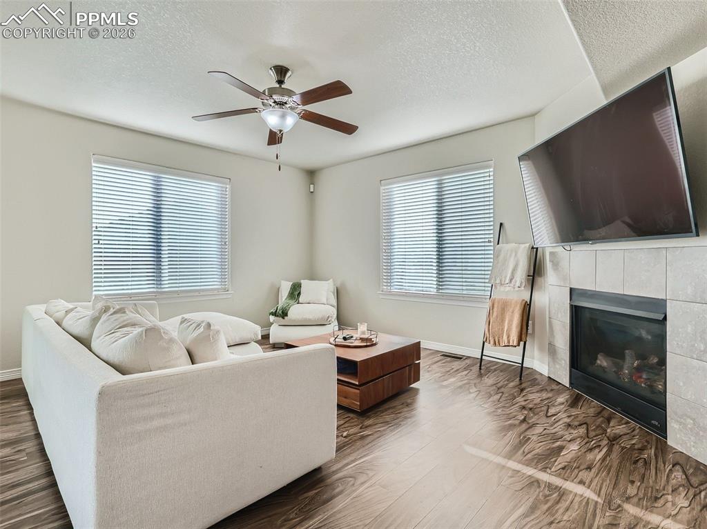 Image 5 of 27: Living Room