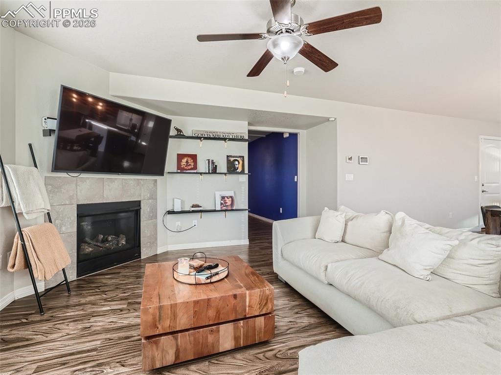 Image 7 of 27: Living Room