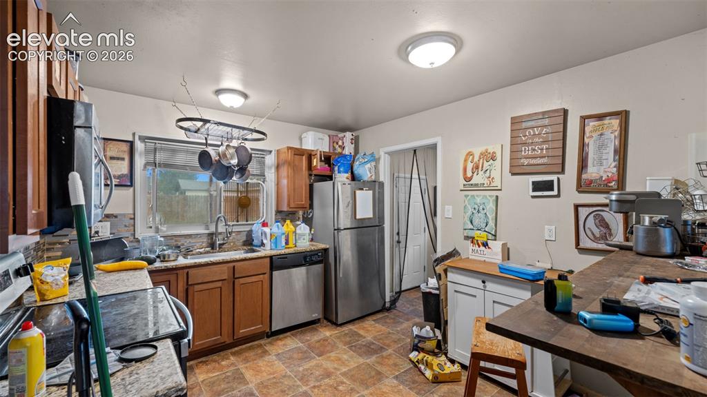 Image 11 of 18: Kitchen