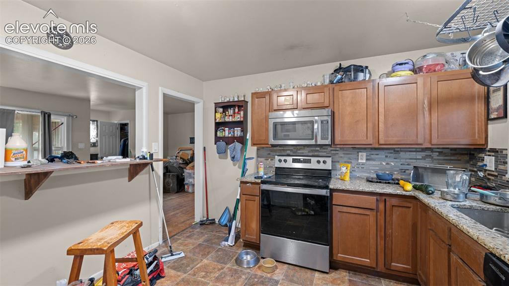 Image 12 of 18: Kitchen