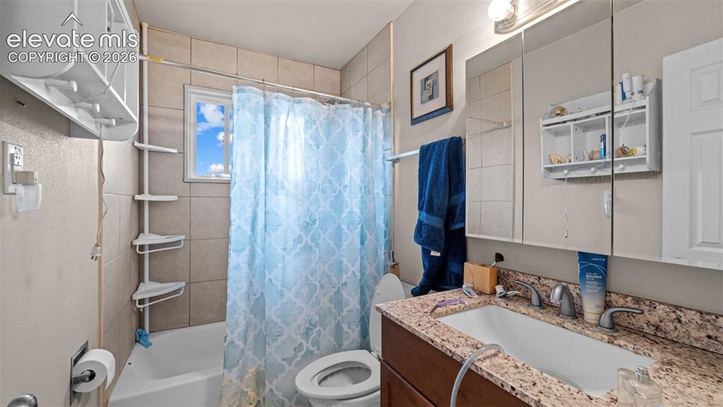 Image 7 of 18: Bathroom