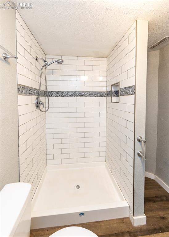 Image 36 of 40: Bathroom