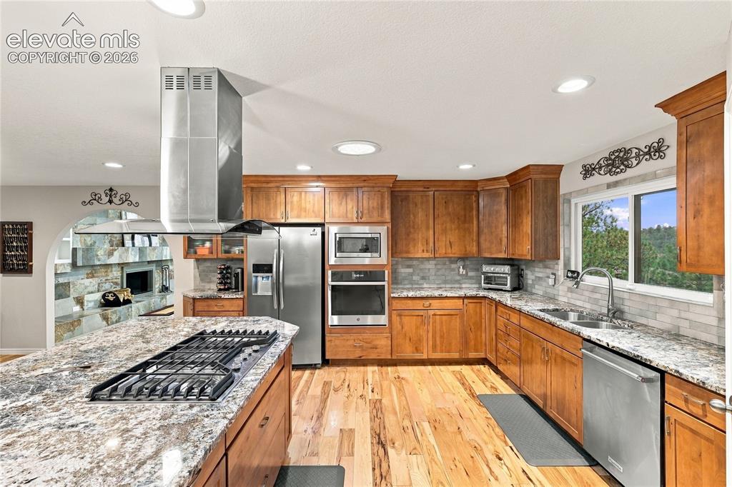 Image 15 of 50: Kitchen
