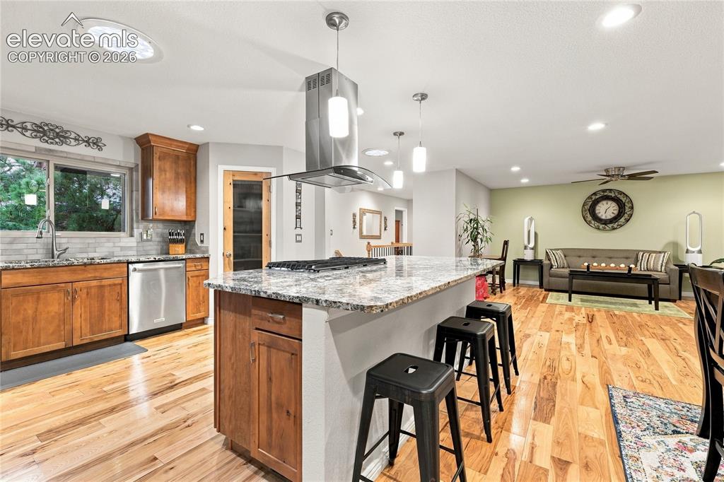 Image 16 of 50: Kitchen
