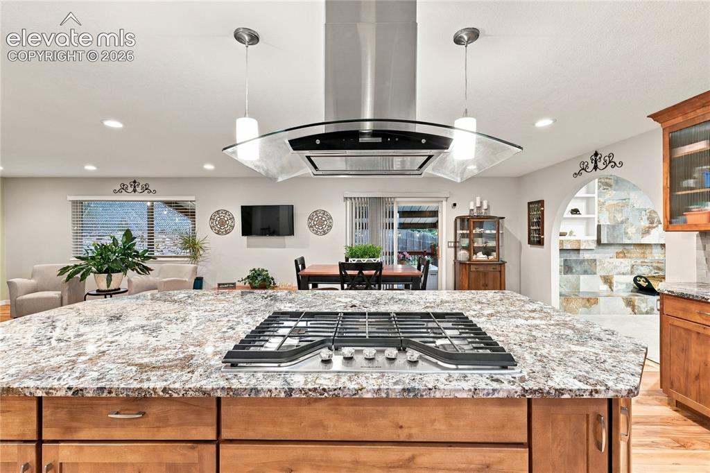 Image 17 of 50: Kitchen