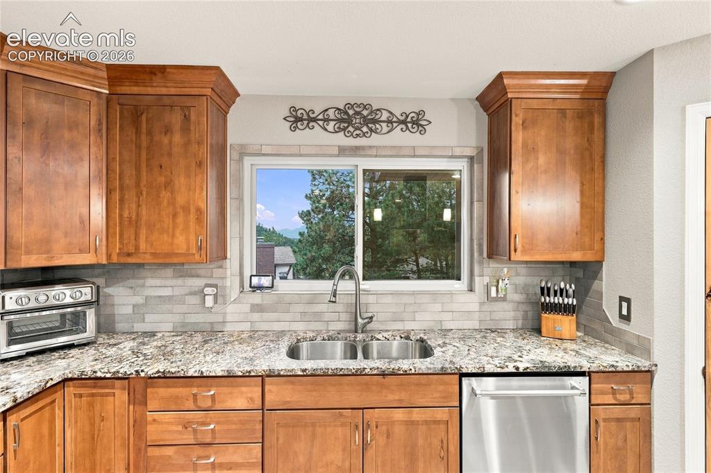 Image 18 of 50: Kitchen