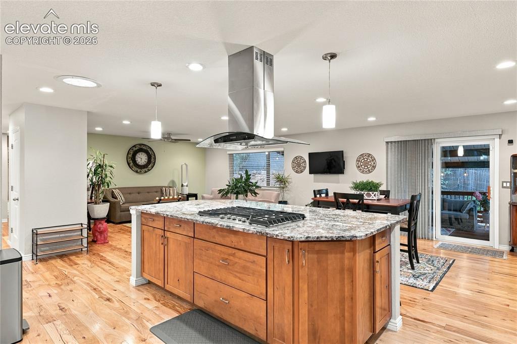 Image 19 of 50: Kitchen