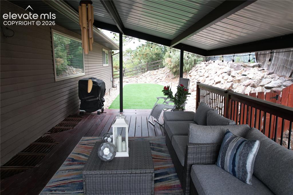 Image 9 of 50: Deck
