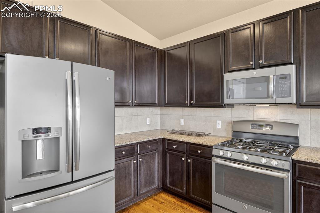 Image 14 of 49: Kitchen