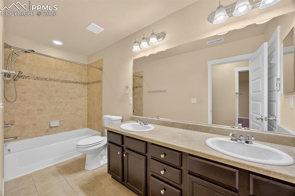 Image 36 of 49: Bathroom