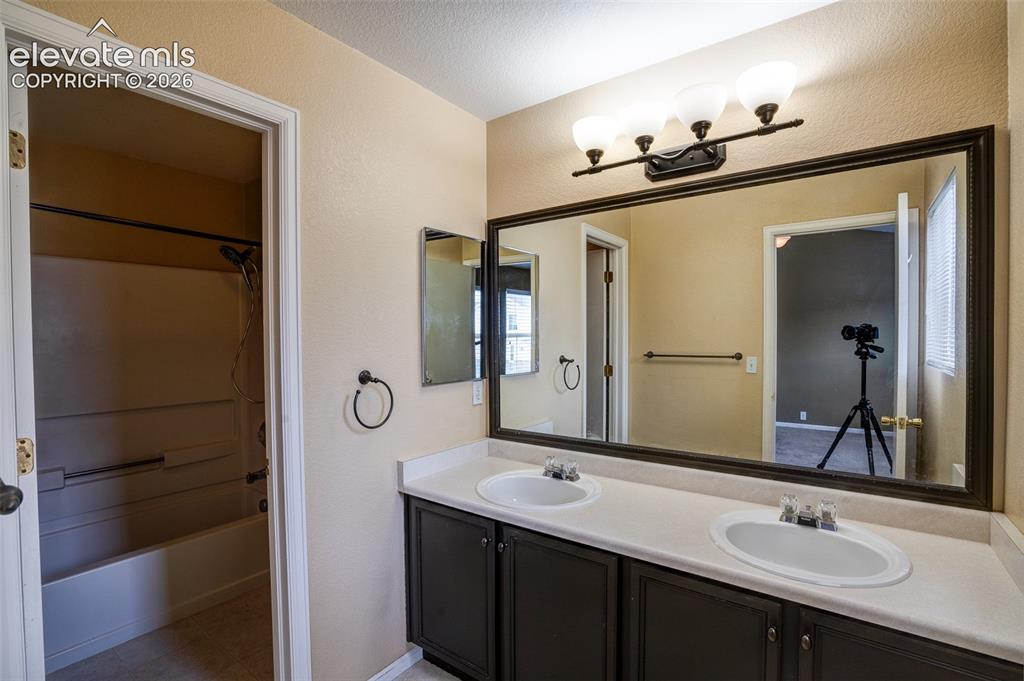Image 11 of 16: Bathroom