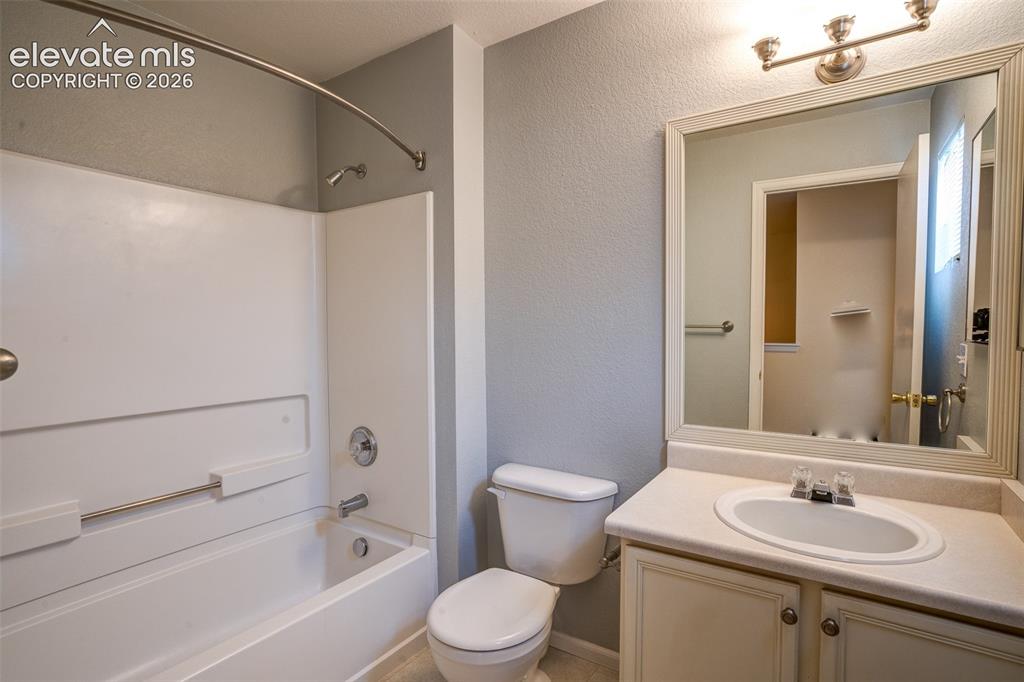 Image 15 of 16: Bathroom