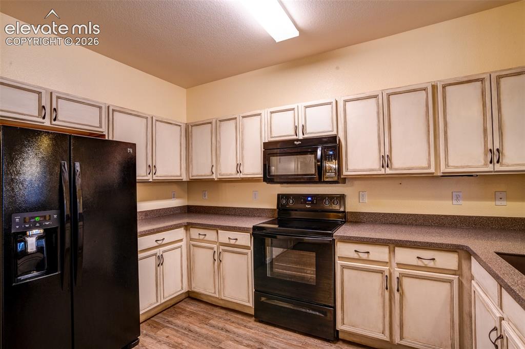 Image 4 of 16: Kitchen