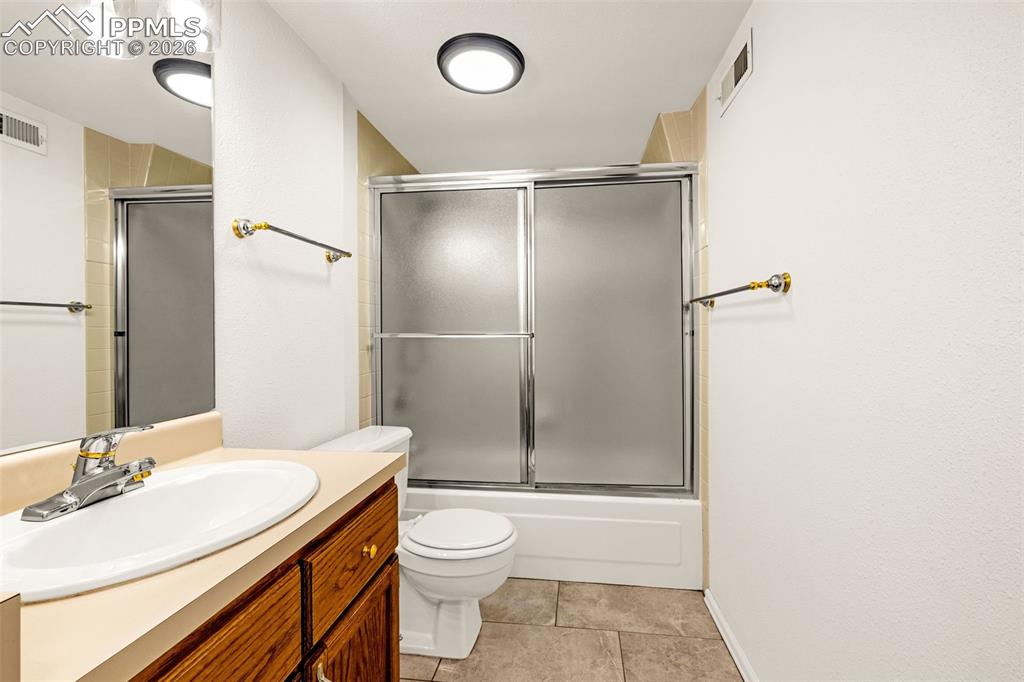 Image 16 of 23: Bathroom