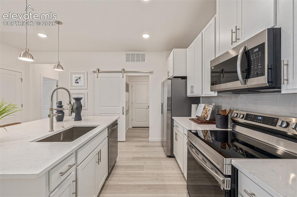Image 11 of 27: Kitchen