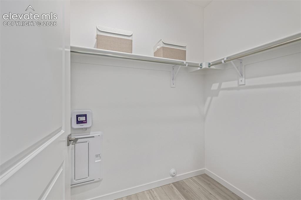 Image 19 of 27: Closet