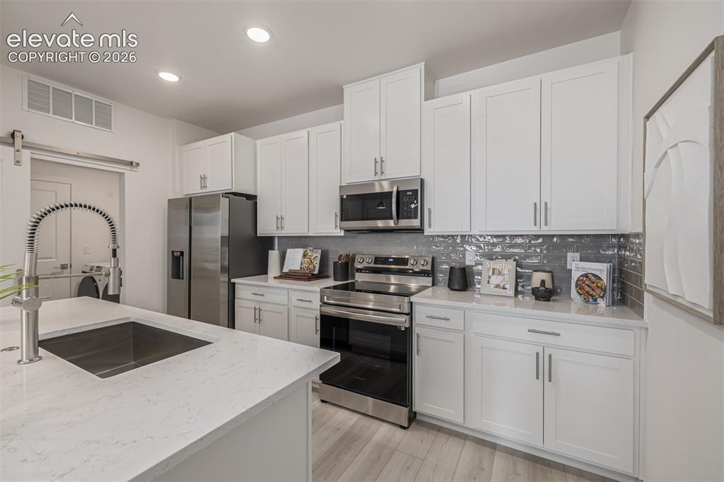 Image 9 of 27: Kitchen