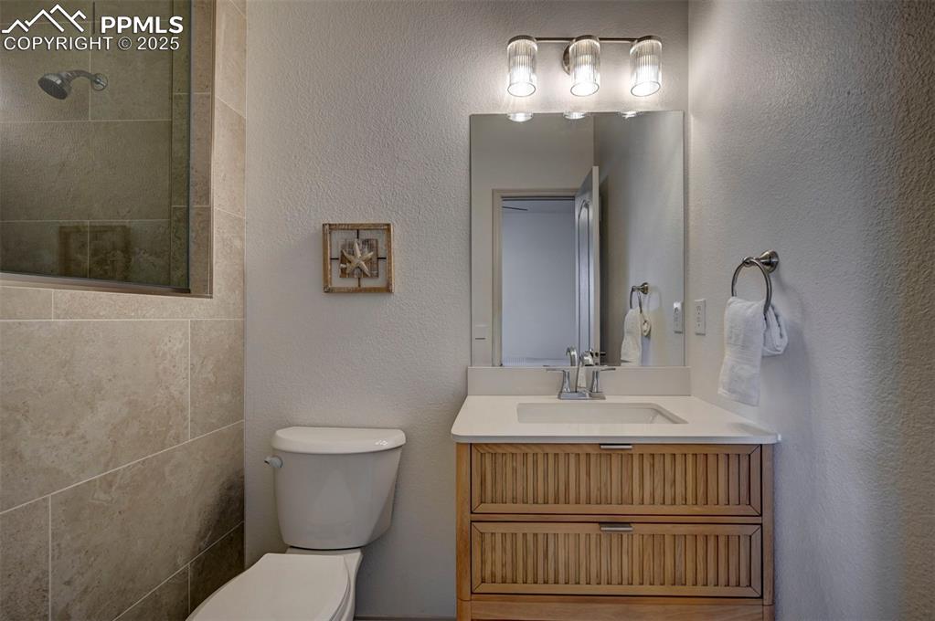 Image 23 of 48: Bathroom