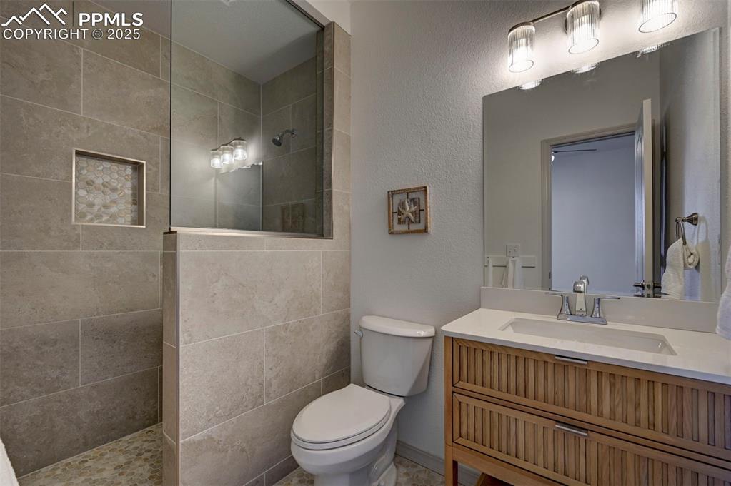 Image 24 of 48: Bathroom