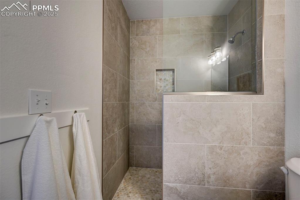 Image 25 of 48: Bathroom