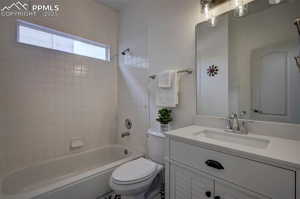 Image 26 of 48: Bathroom