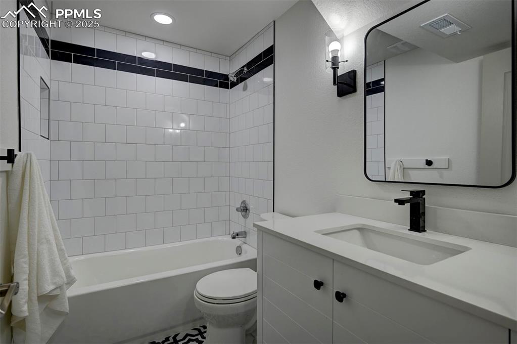 Image 38 of 48: Bathroom