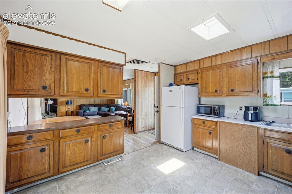 Image 19 of 50: Kitchen