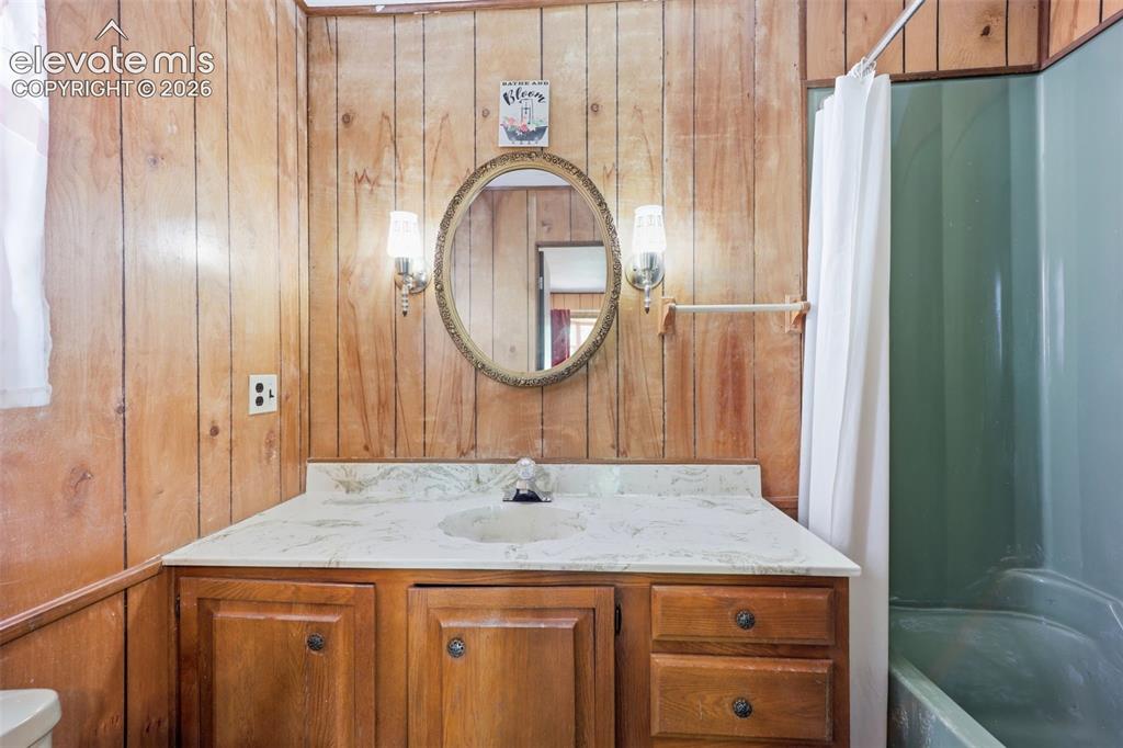 Image 38 of 50: Bathroom