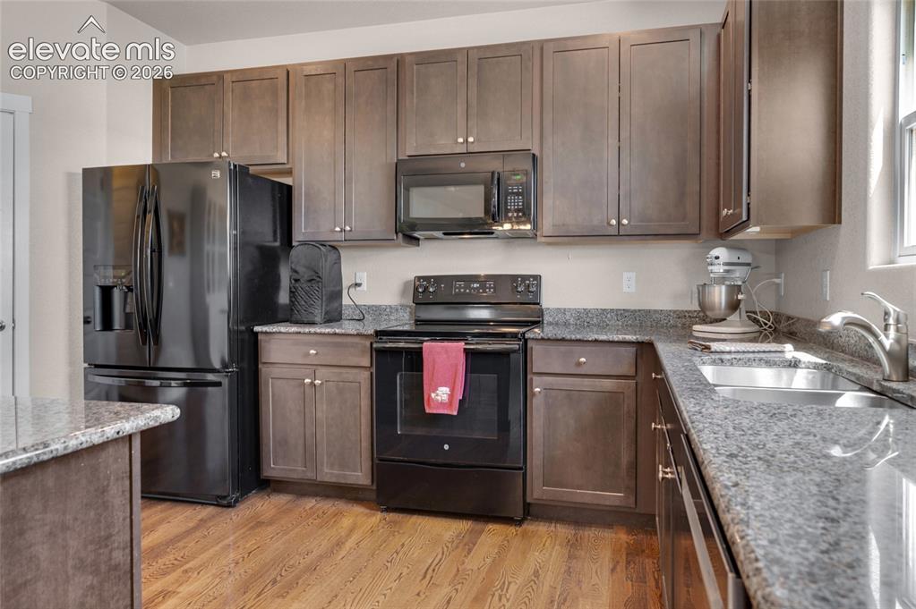 Image 14 of 47: All kitchen appliances are included in