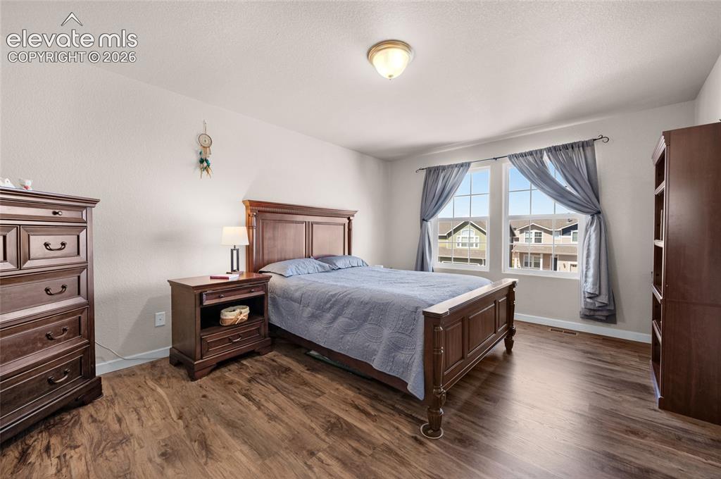 Image 19 of 47: Spacious Primary beroom