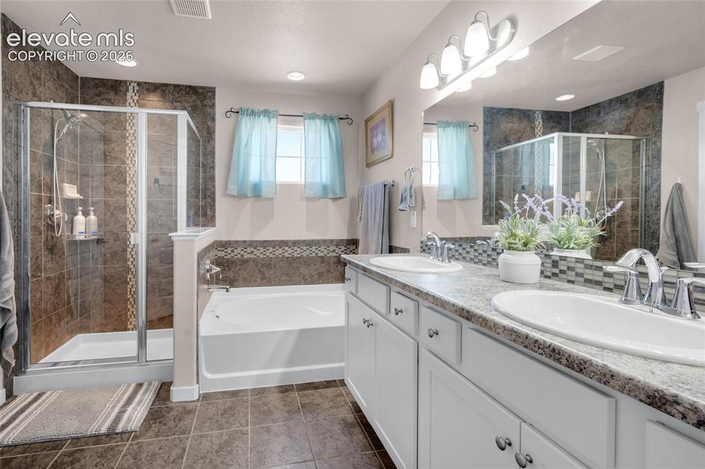 Image 22 of 47: 5 Piece adjoining bath w/tiled shower and backsplash along tub and vanity