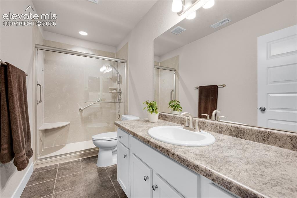 Image 37 of 47: Very nice vanity in spacious bathroom