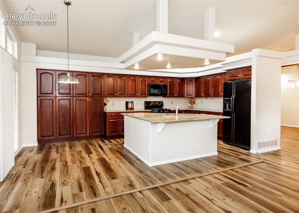 Image 13 of 40: Kitchen