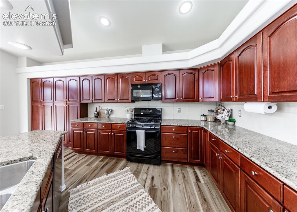 Image 15 of 40: Kitchen