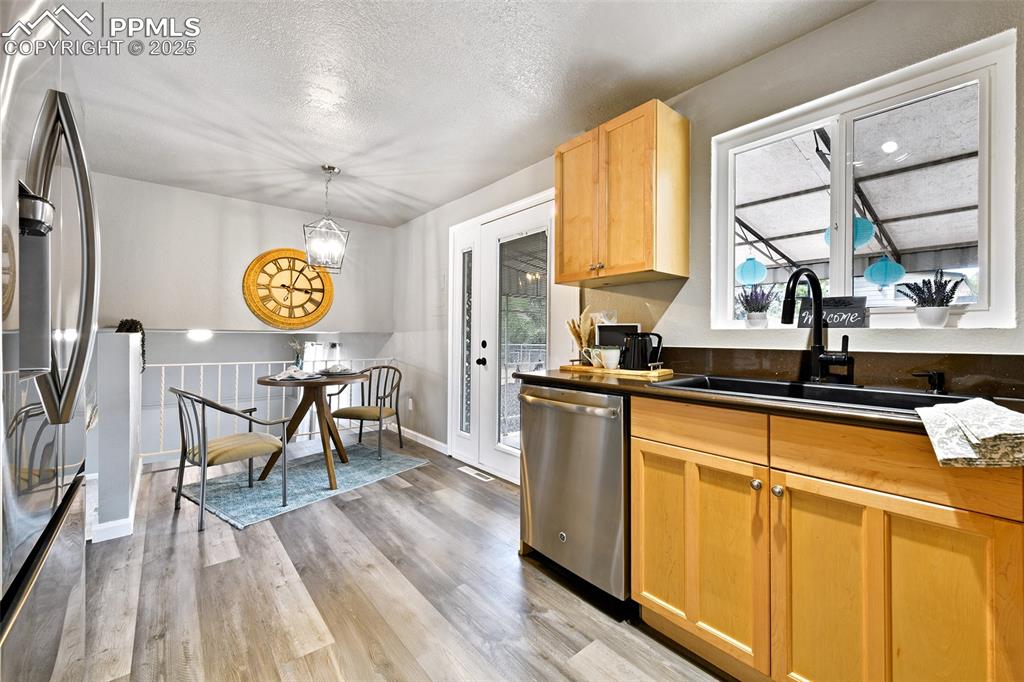 Image 7 of 37: Kitchen