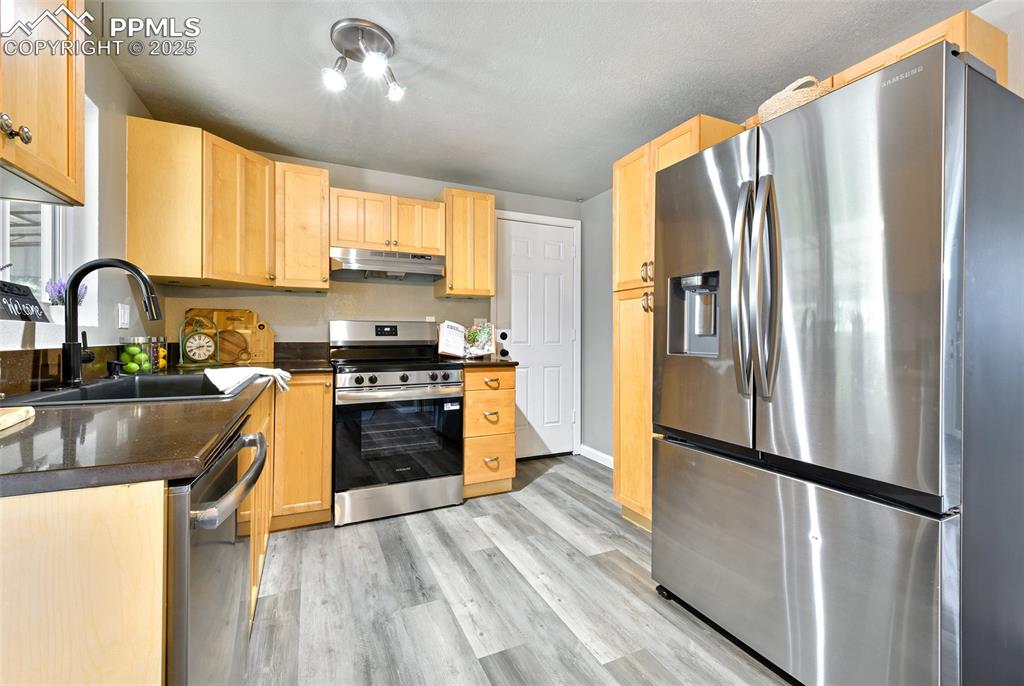 Image 8 of 37: Kitchen
