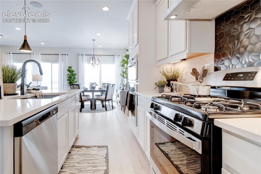 Image 16 of 35: Kitchen