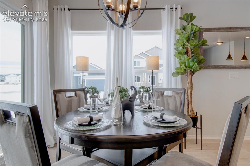 Image 19 of 35: Dining Area