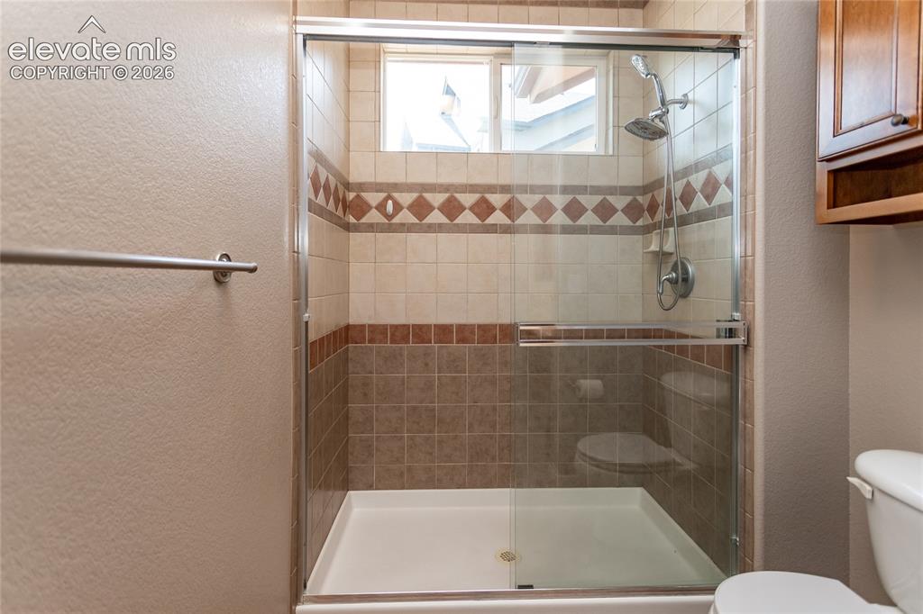 Image 10 of 50: Bathroom
