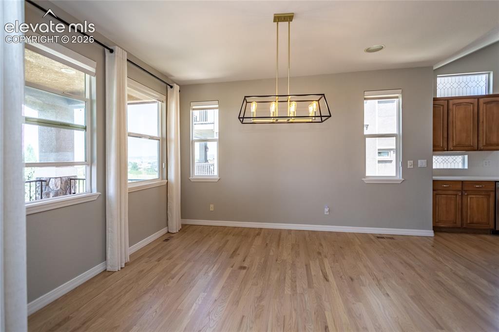 Image 15 of 50: Dining Area