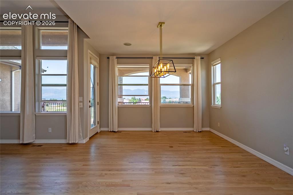 Image 17 of 50: Dining Area