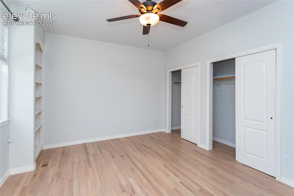Image 8 of 50: Bedroom