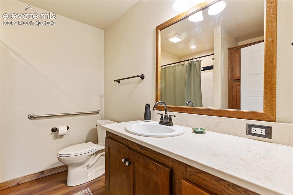 Image 32 of 50: Guest room ensuite bath. 