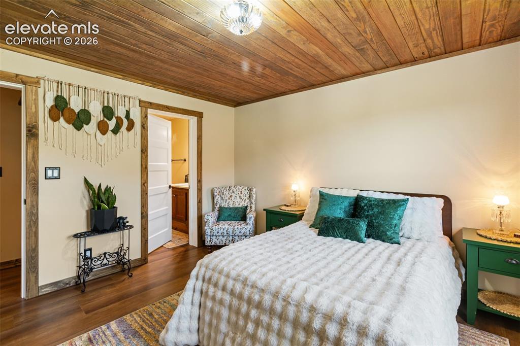 Image 34 of 50: Guest suite with ensuite bath and massive walk-in closet.